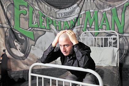 Paker se enamoró de El hombre elefante y no cesó hasta que pudo protagonizarla en un teatro de la calle Corrientes