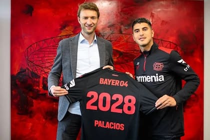 "Pala" con Simon Rolfes, el director deportivo de Bayer 04, en la renovación hasta 2028... Mientras, a Palacios lo buscan de la Premier League