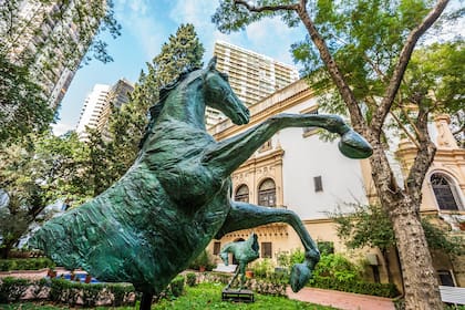 El lugar cuenta con un enorme jardín andaluz, que fue restaurado y abierto al público en 2019