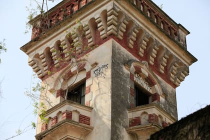 El pintoresco palacio de ladrillos rojos tiene una torre neogótica 