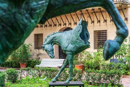 Esculturas en los jardines del Palacio Noel, sede del Museo Isaac Fernández Blanco