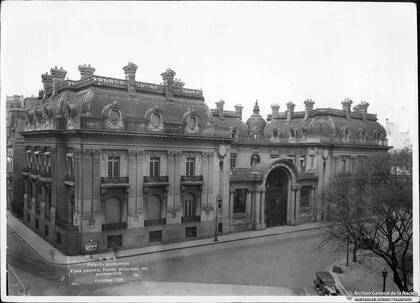 Palacio Anchorena, actual sede ceremonial del Ministerio de Relaciones Internacionales, Comercio Exterior y Culto, es una de las obras emblemáticas de Christophersen.