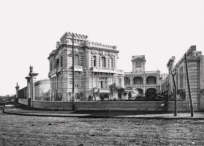 Palacio Ceci al poco tiempo de ser terminado, en 1915.