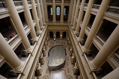A partir de la pandemia, en Palacio de Justicia casi no transita público, brillan las cerámicas en todos los pisos y no hay colas en los ascensores