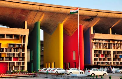 Palacio de la Asamblea en el complejo de Chandigarh, India. Diseñado junto a Pierre Jeanneret en 1960.