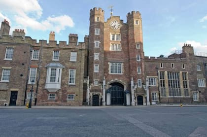 Palacio de St James, que se encuentra conectado subterráneamente con un lujoso bar londinense