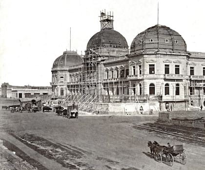 Palacio de Tribunales hacia 1885. El ritmo de la construcción a partir de la fundación, fue arrollador.