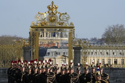 Los guardias republicanos franceses marchan, antes de la llegada de los líderes, durante una cumbre de la UE en el Palacio de Versalles, en Versalles, el 10 de marzo de 2022