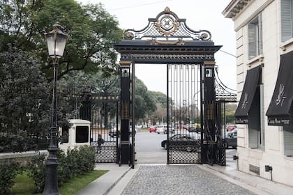 La majestuosa entrada sobre avenida del Libertador