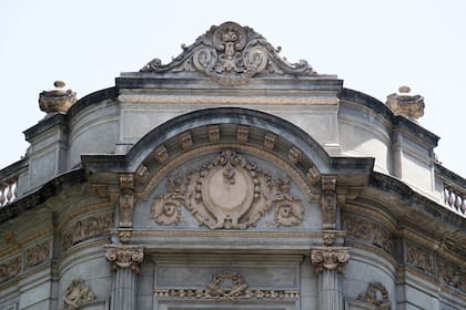 Los detalles de la fachada del Palacio Estrogamou, ubicado en Salta 1027