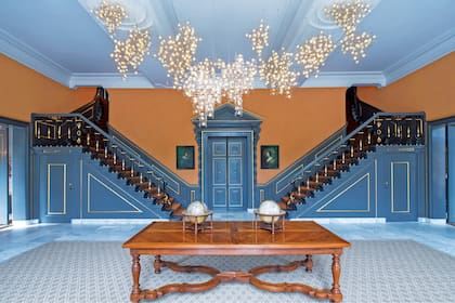 En el hall de entrada toma protagonismo una estructura luminaria diseñada por Studio Drift, que crea instalaciones interactivas que exploran la relación entre la naturaleza, la tecnología y la raza humana.