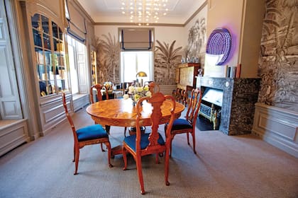 En coordinación con varios de los salones de la residencia, las paredes del escritorio de la Reina están revestidas con un mural donde se identifican las palmeras. El color azul Klein es, una vez más, el color que manda en esta sala. Al parecer, el preferido de Máxima.