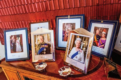 En esta habitación se exhiben fotografías enmarcadas de varios monarcas, incluso la reina Isabel II, la reina Silvia y el rey Carlos Gustavo XVI de Suecia y los reyes de España, Felipe VI y Letizia.