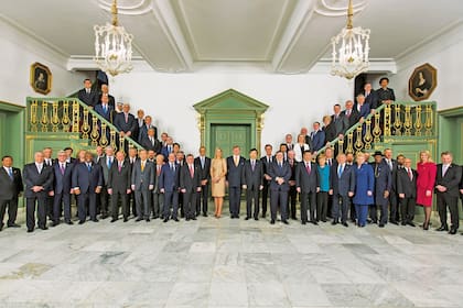 El rey Guillermo y la reina Máxima de los Países Bajos recibieron a un grupo de miembros de la Cumbre de Seguridad Nuclear el 24 de marzo de 2014. El antes y después, en este ambiente, es notorio.
