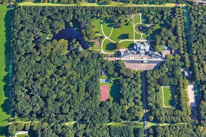 Desde arriba, se puede ver el frondoso bosque que protege a Huis ten Bosch. Además de contar con cancha de tenis, pileta y acceso a un lago privado, en su interior tiene ciento cincuenta ambientes, entre los que hay spa y peluquería.