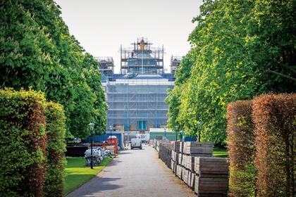 Aunque no está abierto al público, se puede recorrer el bosque Haagse Bos, que rodea la construcción y ver que está coronado con una cúpula octogonal en la que se luce una corona dorada, símbolo de la monarquía holandesa