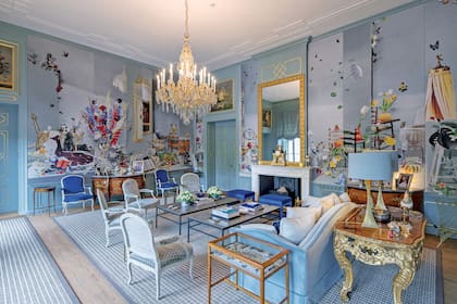 Si observamos en detalle, el Salón Azul tiene en sus paredes detalles que representan al rey Guillermo, en el costado izquierdo, la de las princesas, en el centro, y la de reina Máxima, a la derecha. Como un mural de recuerdos, se lucen objetos importantes para sus ocupantes