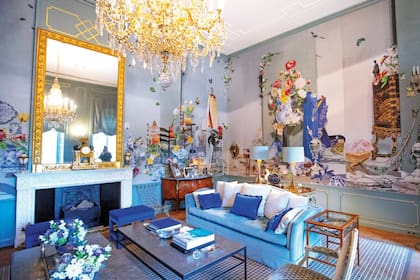 Objetos con historia. Entre ellos, un cóndor, típico de los cielos patagónicos y un espectacular vestido bordado con piedras y cristales que usó la soberana el día de su entronización