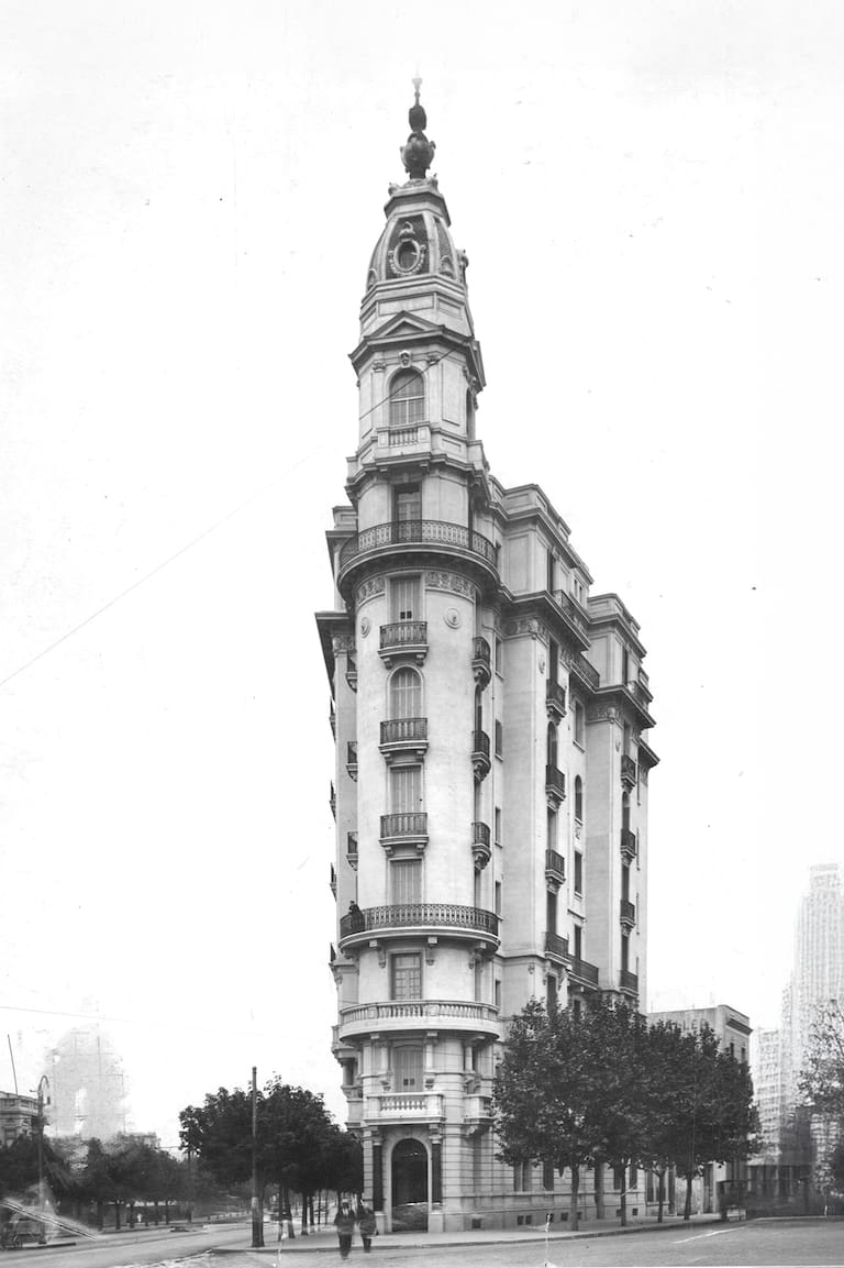 Foto histórica del Palacio Raggio en en al intersección de Yrigoyen y Rivadavia a la derecha (AGN) y foto actual del mismo edificio a la izquierda (Estrella Herrera)
