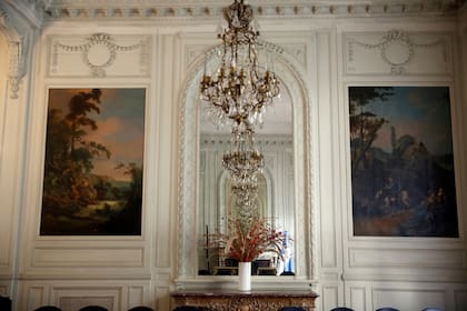 Grandes espejos y pinturas forman parte de la decoración de grandes salones