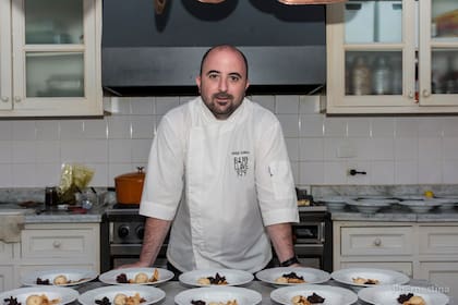 El chef Quique Sobral en la cocina del palacio