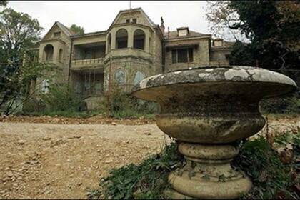 Este año, el Ministerio de Cultura heleno decidió rescatar el Palacio Tatoi, de las ruinas. Había perdido su esplendor "por falta de fondos". Recién habían comenzado los trabajos cuando apareció un nuevo enemigo: el fuego.