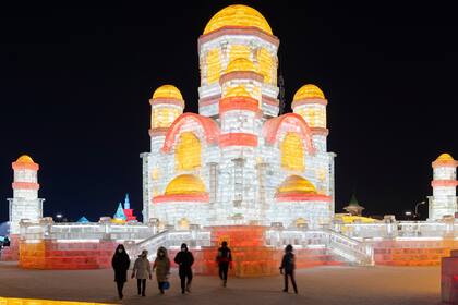 Gigantescos laberintos de nieve, torres heladas iluminadas y palacios de cristal creados a partir de grandes bloques de hielo deslumbran a los visitantes