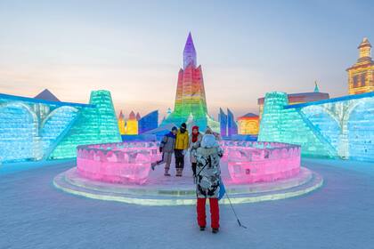 Los enormes palacios de hielo son iluminados con luces de colores