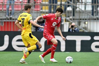 Palacios en una salida desde el fondo, en Monza; el defensor de 22 años protagonizó apenas ocho encuentros en el club italiano.