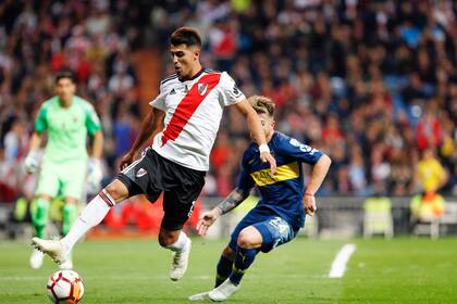 Palacios se adelanta a Buffarini en la final de la Copa Libertadores ante Boca en el Santiago Bernabéu