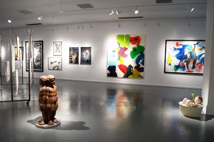 Talla de Ángel Fermín Marzorati y una cerámica de Raquel Podestá, ambas premiadas; detrás, grandes pinturas de Carlos Arnaiz y Marina De Caro, entre otras obras