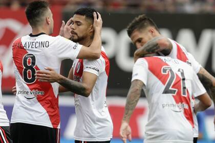 Palavecino abraza Paulo Díaz; River obtuvo un triunfo importante en el Nuevo Gasómetro