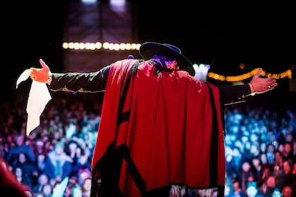 Palavecino se presenta con una banda de doce personas (cinco guitarras, un bajo, un bombo, cuatro violines, un acordeón). Fotografía gentileza Ministerio de Gestión Cultural