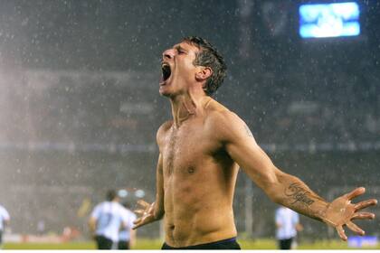 Palermo celebra su dramático gol a Perú, en 2009