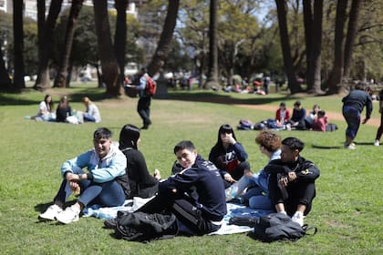 Los estudiantes podrán disfrutar del Día de la Primavera al aire libre pero habrá que tener cuidado con la noche,  según las previsiones del Servicio Meteorológico Nacional 