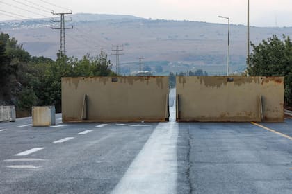 Barreras de hierro instaladas por el ejército israelí bloquean una de las carreteras del norte cerca del kibutz Yiftah, cerca de la frontera con Líbano, el 10 de octubre de 2023. 