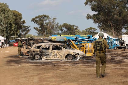 Soldados israelíes patrullan el área devastada donde tuvo lugar la fiesta electrónica en el sur del país atacada por los jihadistas