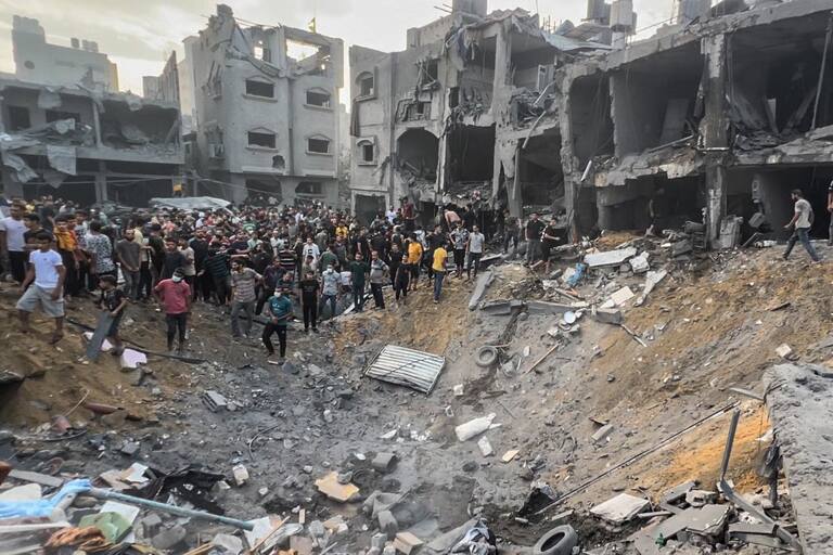 Israel bombardeó el campo de refugiados más grande de Gaza: denuncian que hay “cientos” de muertos