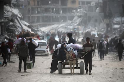 Palestinos con sus pertenencias en Khan Younis, en la Franja de Gaza, el 6 de marzo de 2024. (Foto AP /Mohammed Dahman)