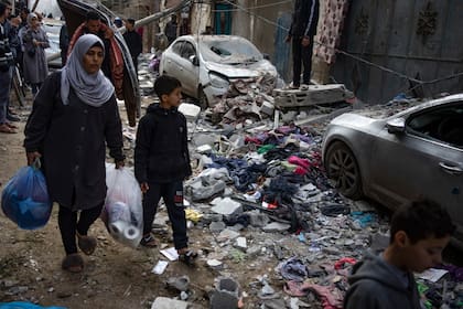Palestinos contemplan la destrucción tras una incursión aérea israelí, Rafah, Franja de Gaza, 9 de febrero de 2024.