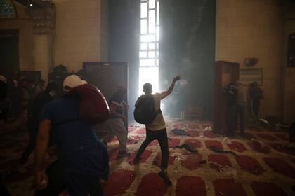 Palestinos dentro de la Mezquita de Al-Aqsa se enfrentan a fuerzas de seguridad israelíes