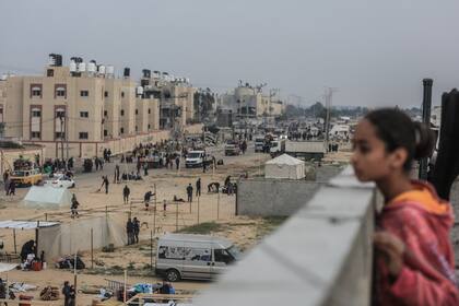Palestinos desplazados arman carpas en la ciudad de Rafah, cerca de la frontera con Egipto