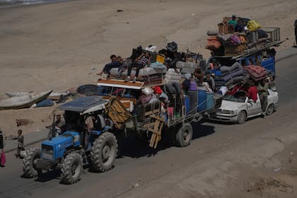 Palestinos desplazados huyen del norte de Gaza a pie y en vehículos con sus pertenencias por una carretera costera cerca de Wadi Gaza el sábado 20 de septiembre de 2025