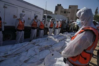 Palestinos enfrentan macabra búsqueda de seres queridos entre restos entregados por Israel