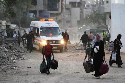 Palestinos evacúan el barrio de Rimal, en la Ciudad de Gaza, el miércoles 14 de mayo