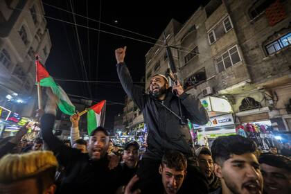 palestinos gritan consignas durante una manifestación en el campo de refugiados de Jabalia en el norte de la Franja de Gaza el 26 de enero de 2023 luego de una redada israelí en el campo de refugiados de Jenin en Cisjordania