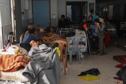 Palestinos heridos yacen en el hospital Al-Shifa de la Ciudad de Gaza el viernes 24 de noviembre de 2023, luego de que entró en vigor el alto el fuego temporal entre Israel y Hamas. (AP Foto/Mohammed Hajjar)