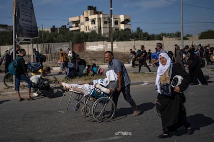 Palestinos huyen al sur de la Franja de Gaza, en Salah al-Din.