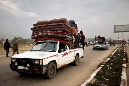 Palestinos huyen de la ofensiva terrestre israelí en Jan Yunis, Franja de Gaza, el 27 de diciembre de 2023. (Foto AP/Mohammed Dahman)