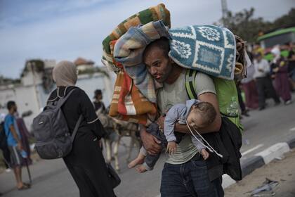Palestinos huyen hacia el sur de la Franja de Gaza por la calle Salah al-Din en Bureij, Franja de Gaza.
